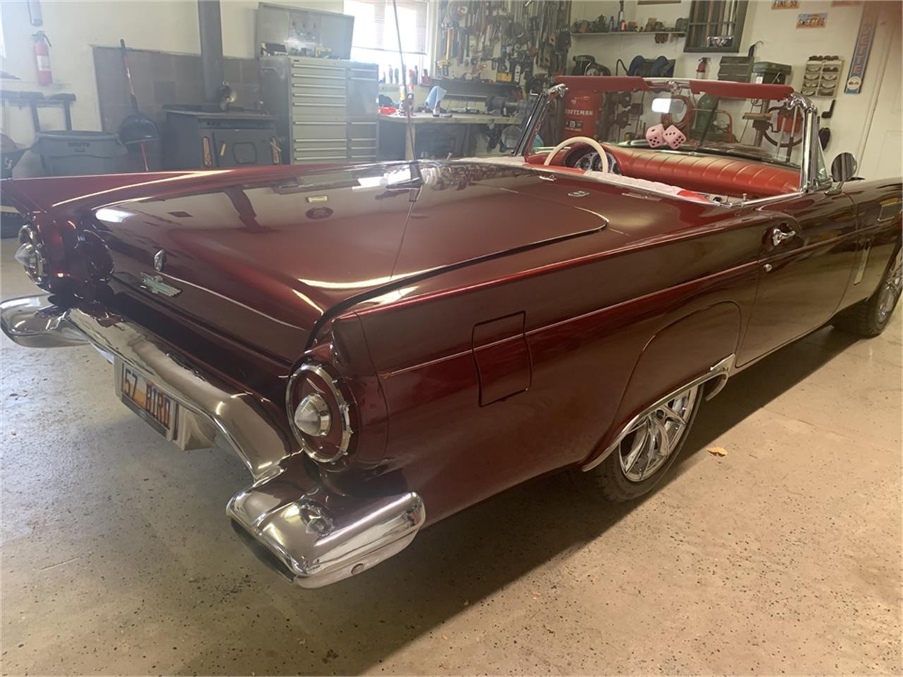 Ford-Thunderbird-1957-Kandy-Apple-Red-Gold-flake-Red-and-white-quilted-26