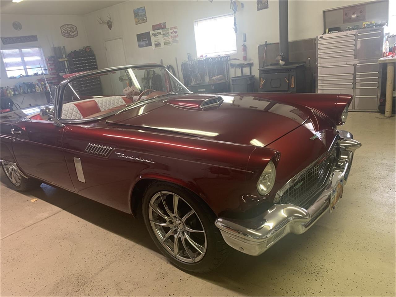 Ford-Thunderbird-1957-Kandy-Apple-Red-Gold-flake-Red-and-white-quilted-28