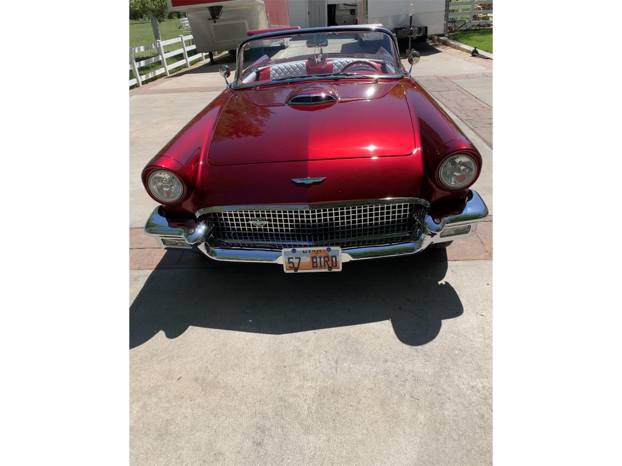 Ford-Thunderbird-1957-Kandy-Apple-Red-Gold-flake-Red-and-white-quilted-29