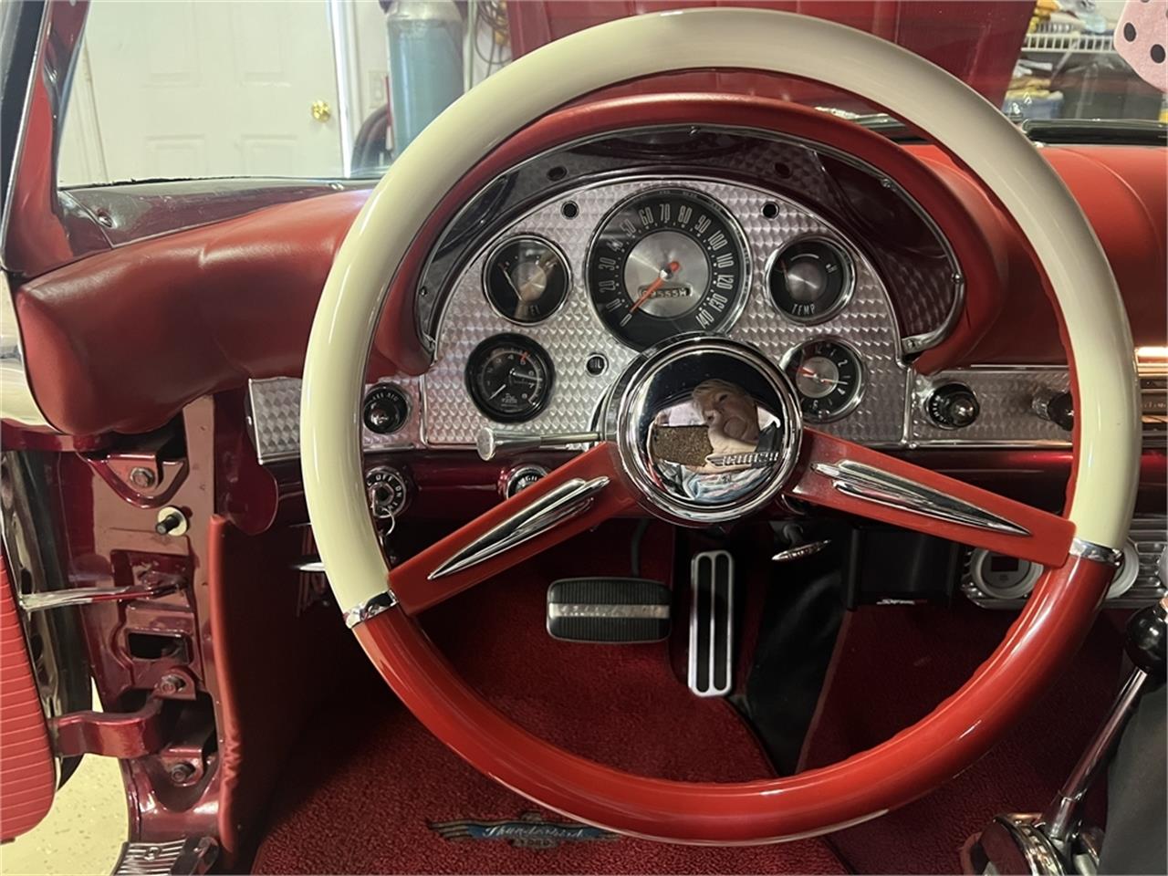 Ford-Thunderbird-1957-Kandy-Apple-Red-Gold-flake-Red-and-white-quilted-3