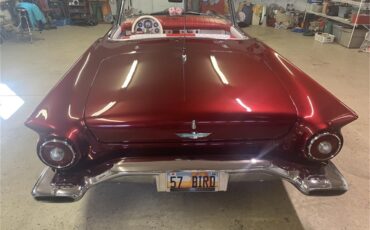 Ford-Thunderbird-1957-Kandy-Apple-Red-Gold-flake-Red-and-white-quilted-31