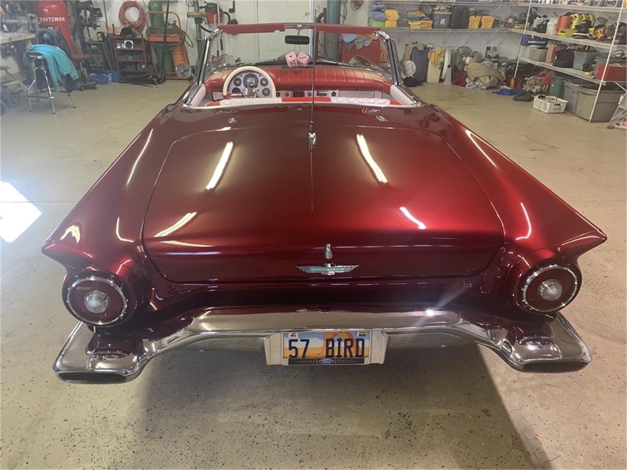 Ford-Thunderbird-1957-Kandy-Apple-Red-Gold-flake-Red-and-white-quilted-31