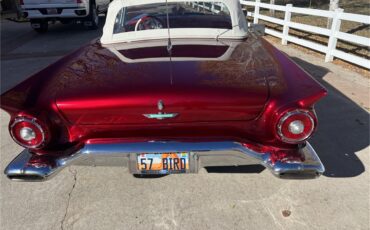 Ford-Thunderbird-1957-Kandy-Apple-Red-Gold-flake-Red-and-white-quilted-32