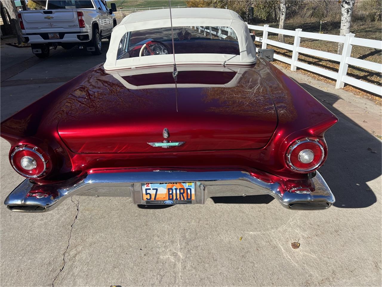 Ford-Thunderbird-1957-Kandy-Apple-Red-Gold-flake-Red-and-white-quilted-32