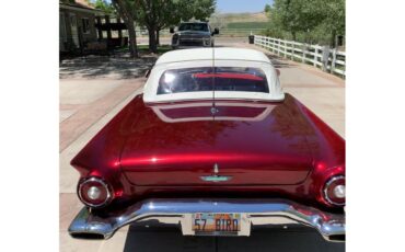Ford-Thunderbird-1957-Kandy-Apple-Red-Gold-flake-Red-and-white-quilted-33