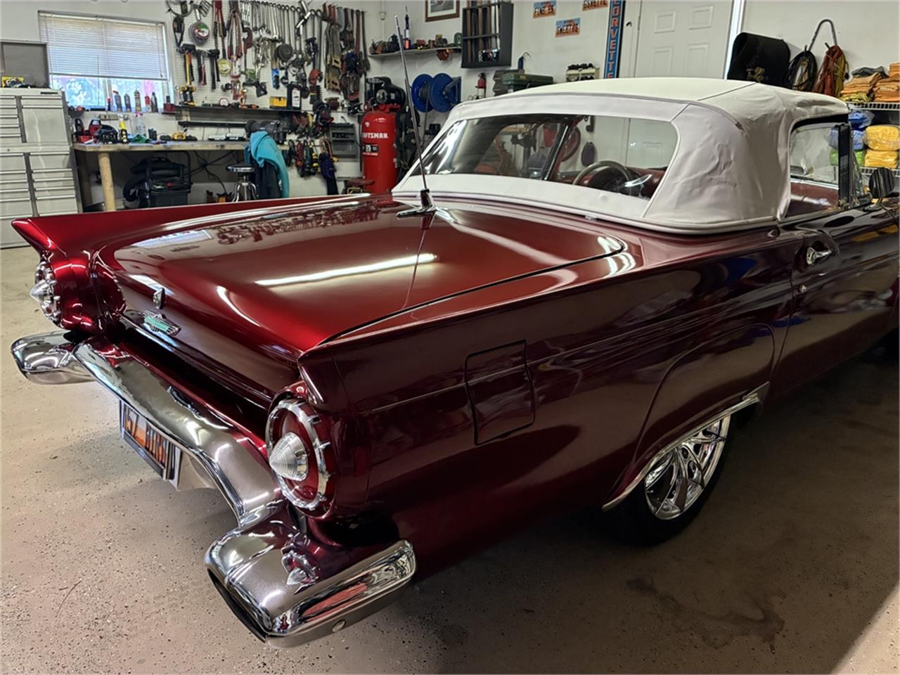Ford-Thunderbird-1957-Kandy-Apple-Red-Gold-flake-Red-and-white-quilted-34