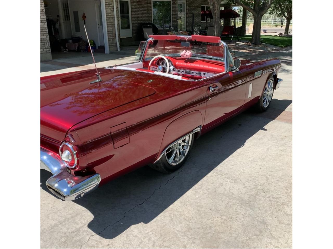 Ford-Thunderbird-1957-Kandy-Apple-Red-Gold-flake-Red-and-white-quilted-35
