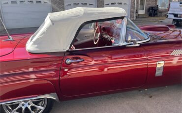 Ford-Thunderbird-1957-Kandy-Apple-Red-Gold-flake-Red-and-white-quilted-36