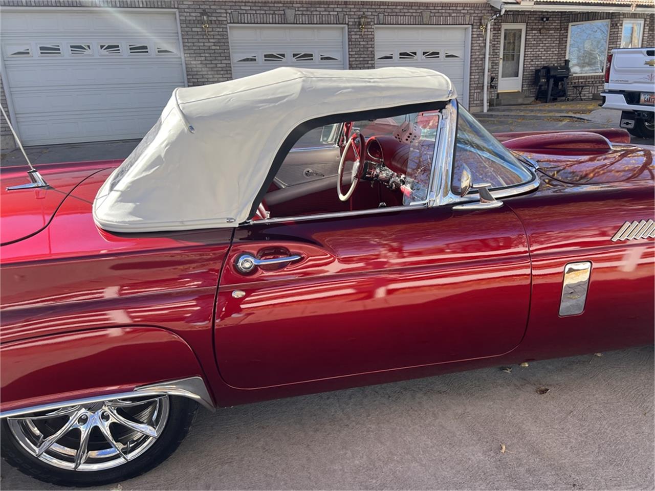 Ford-Thunderbird-1957-Kandy-Apple-Red-Gold-flake-Red-and-white-quilted-36
