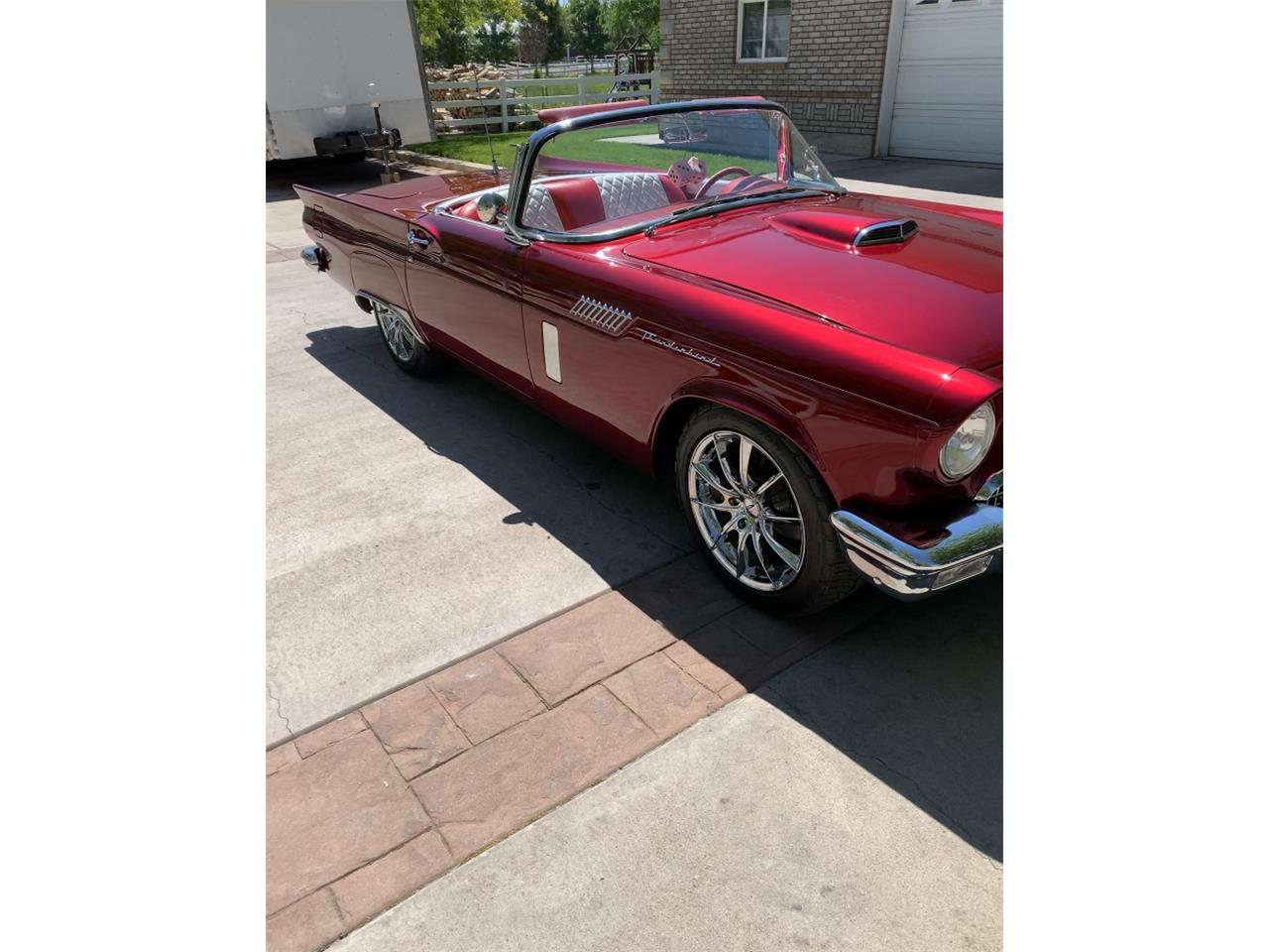 Ford-Thunderbird-1957-Kandy-Apple-Red-Gold-flake-Red-and-white-quilted-37