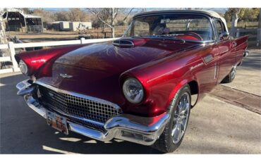 Ford-Thunderbird-1957-Kandy-Apple-Red-Gold-flake-Red-and-white-quilted