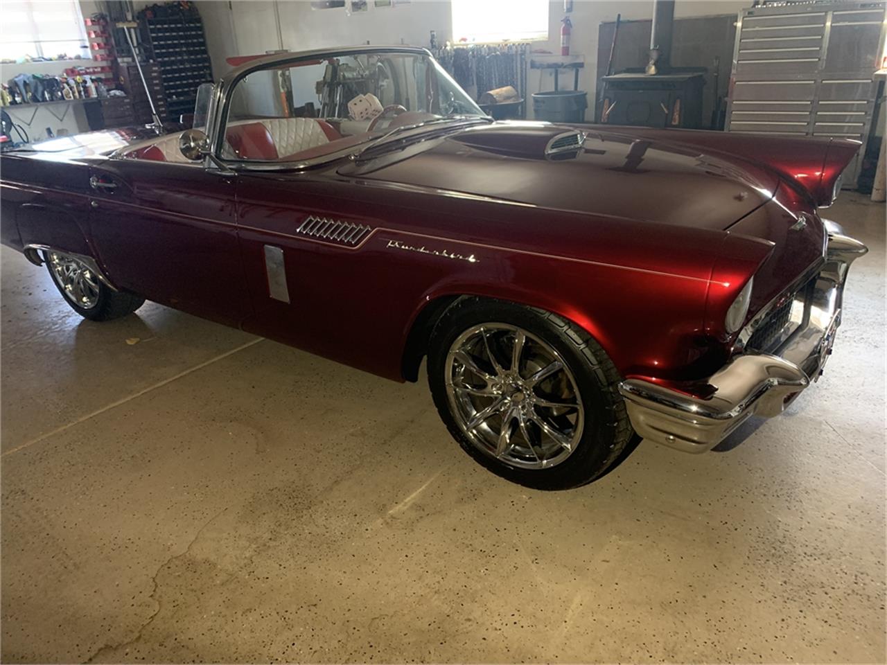 Ford-Thunderbird-1957-Kandy-Apple-Red-Gold-flake-Red-and-white-quilted-38