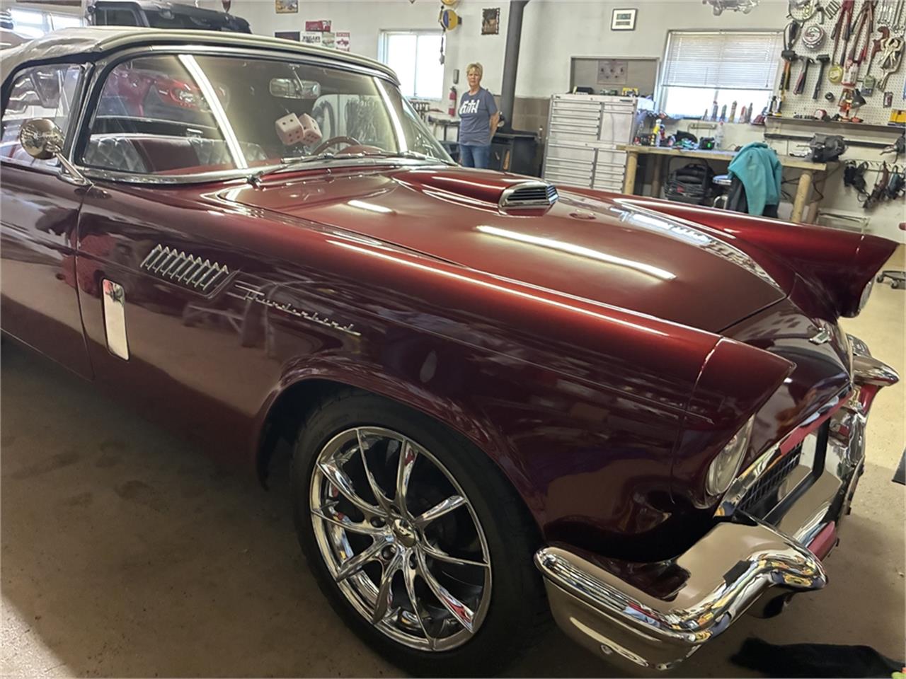 Ford-Thunderbird-1957-Kandy-Apple-Red-Gold-flake-Red-and-white-quilted-39
