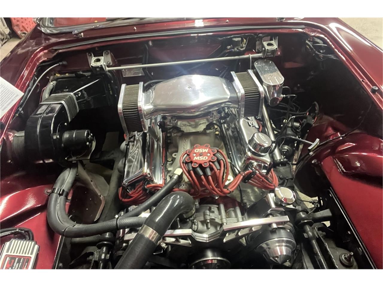 Ford-Thunderbird-1957-Kandy-Apple-Red-Gold-flake-Red-and-white-quilted-4