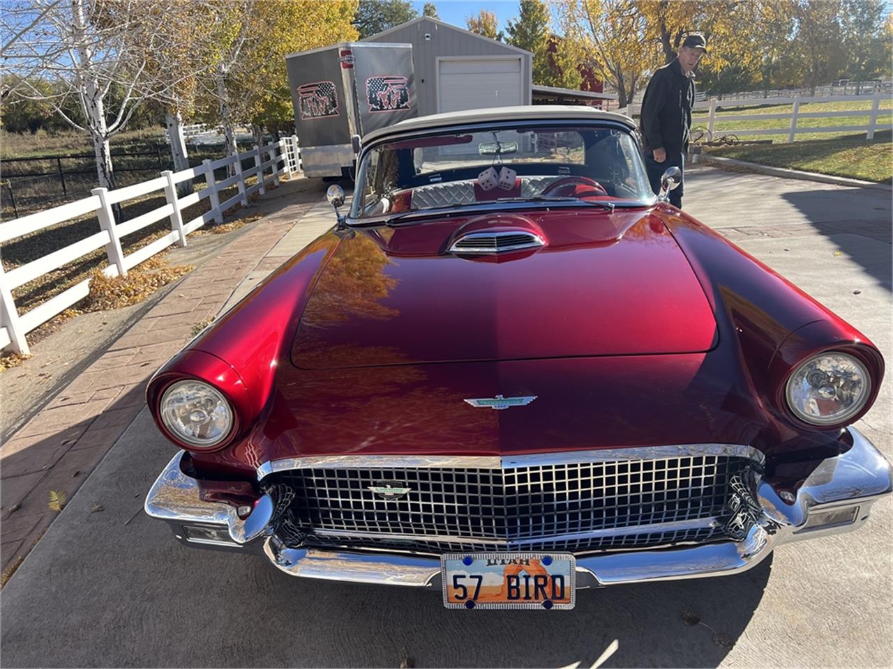 Ford-Thunderbird-1957-Kandy-Apple-Red-Gold-flake-Red-and-white-quilted-40