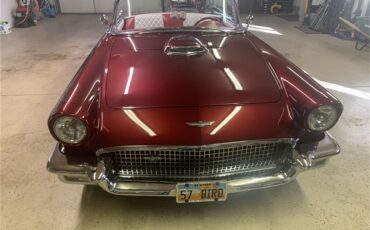 Ford-Thunderbird-1957-Kandy-Apple-Red-Gold-flake-Red-and-white-quilted-41