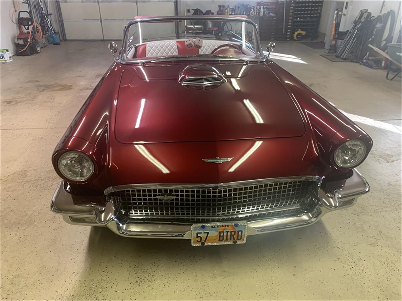 Ford-Thunderbird-1957-Kandy-Apple-Red-Gold-flake-Red-and-white-quilted-41