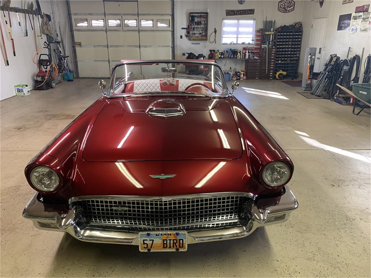 Ford-Thunderbird-1957-Kandy-Apple-Red-Gold-flake-Red-and-white-quilted-43