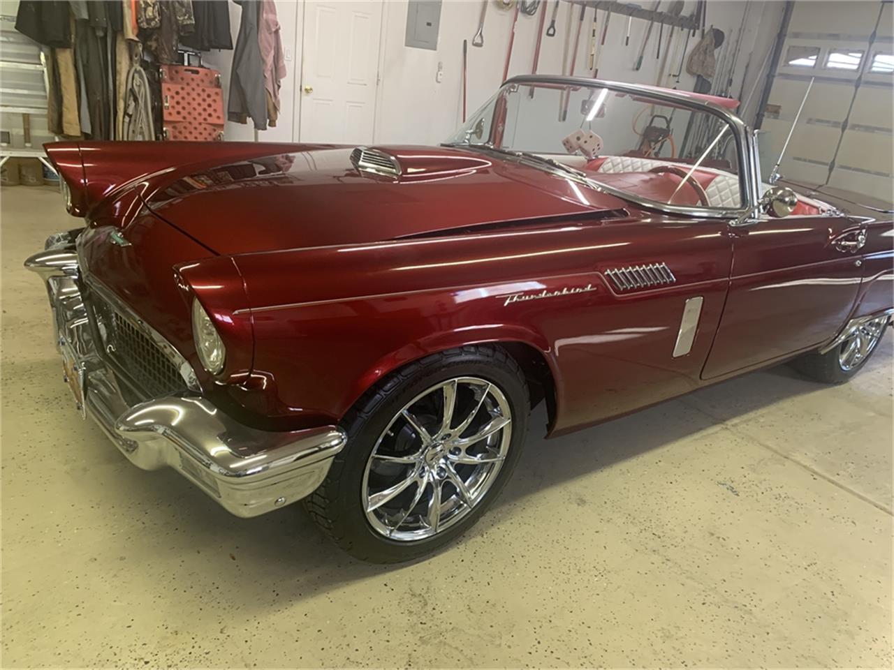 Ford-Thunderbird-1957-Kandy-Apple-Red-Gold-flake-Red-and-white-quilted-44