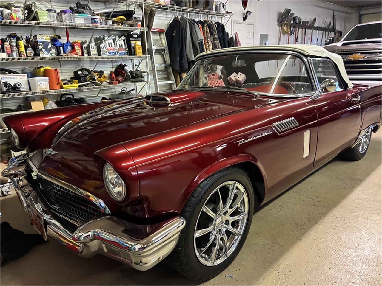 Ford-Thunderbird-1957-Kandy-Apple-Red-Gold-flake-Red-and-white-quilted-45