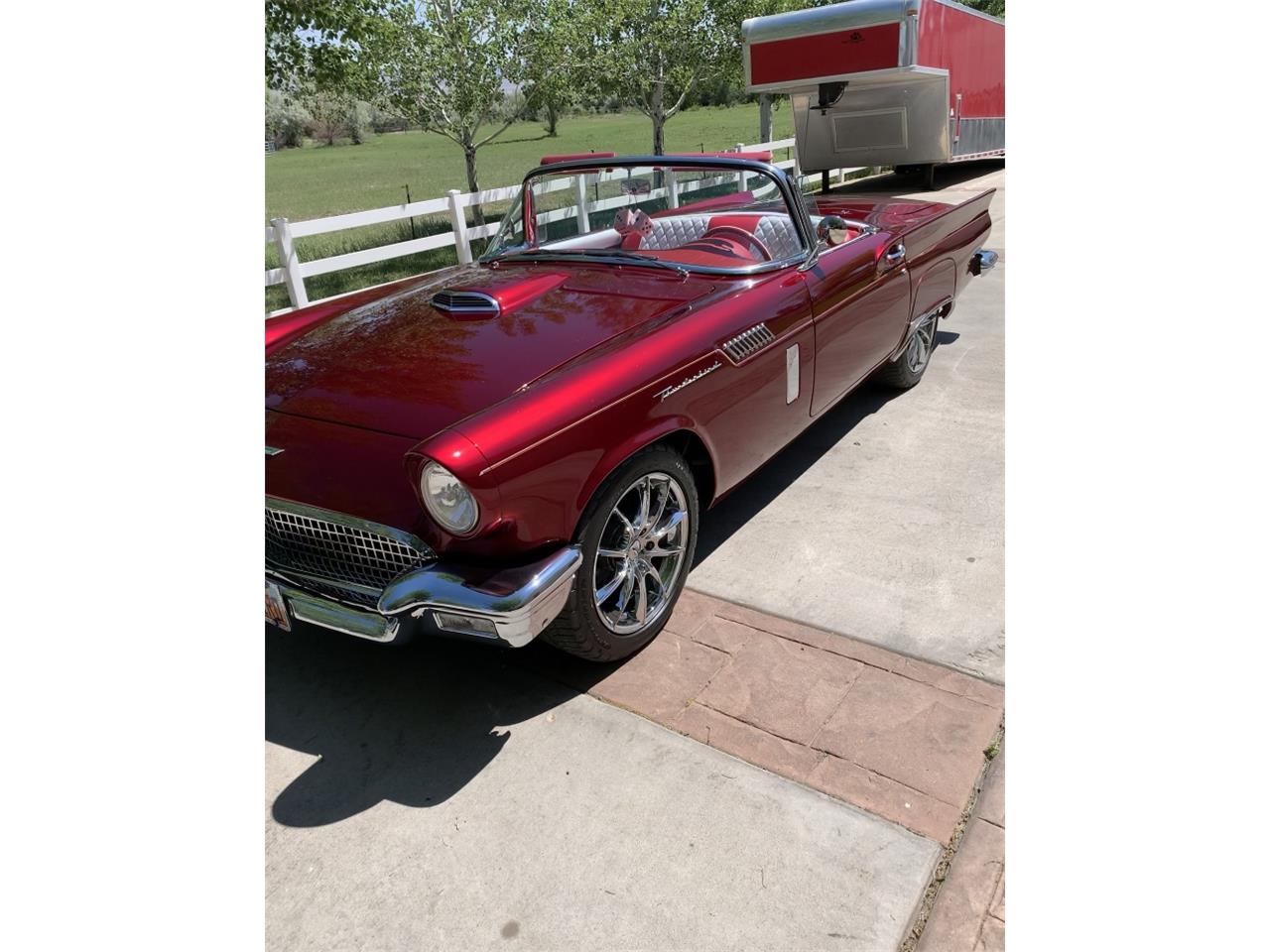 Ford-Thunderbird-1957-Kandy-Apple-Red-Gold-flake-Red-and-white-quilted-46