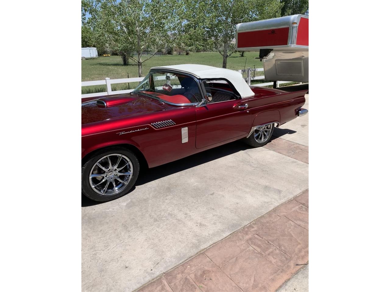 Ford-Thunderbird-1957-Kandy-Apple-Red-Gold-flake-Red-and-white-quilted-47