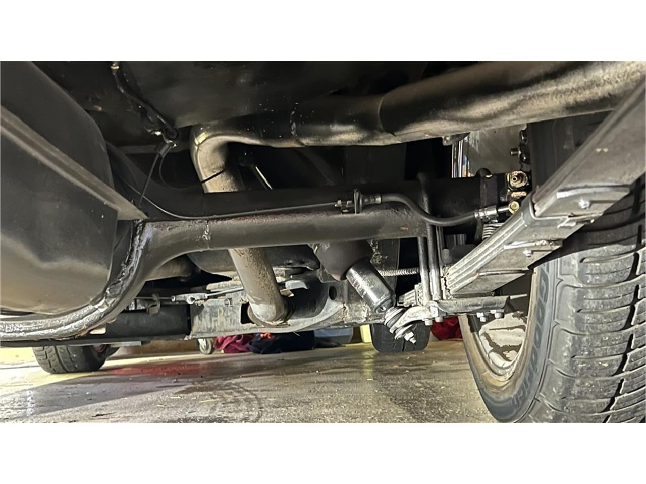 Ford-Thunderbird-1957-Kandy-Apple-Red-Gold-flake-Red-and-white-quilted-5