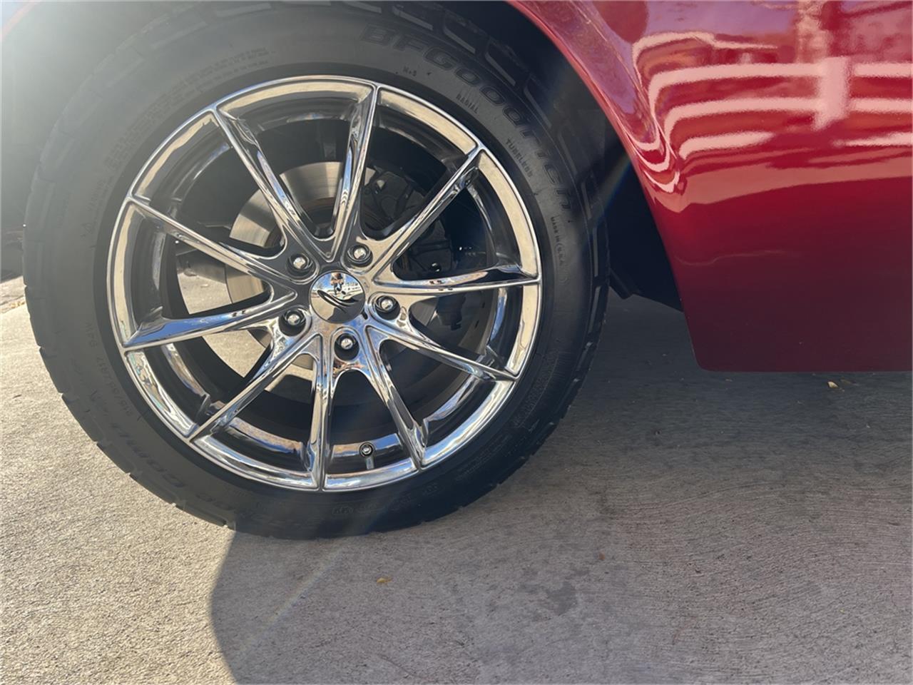 Ford-Thunderbird-1957-Kandy-Apple-Red-Gold-flake-Red-and-white-quilted-52