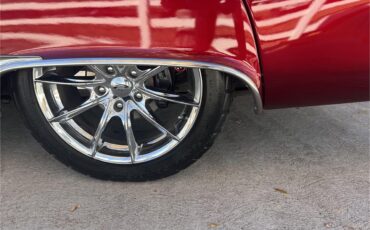 Ford-Thunderbird-1957-Kandy-Apple-Red-Gold-flake-Red-and-white-quilted-55