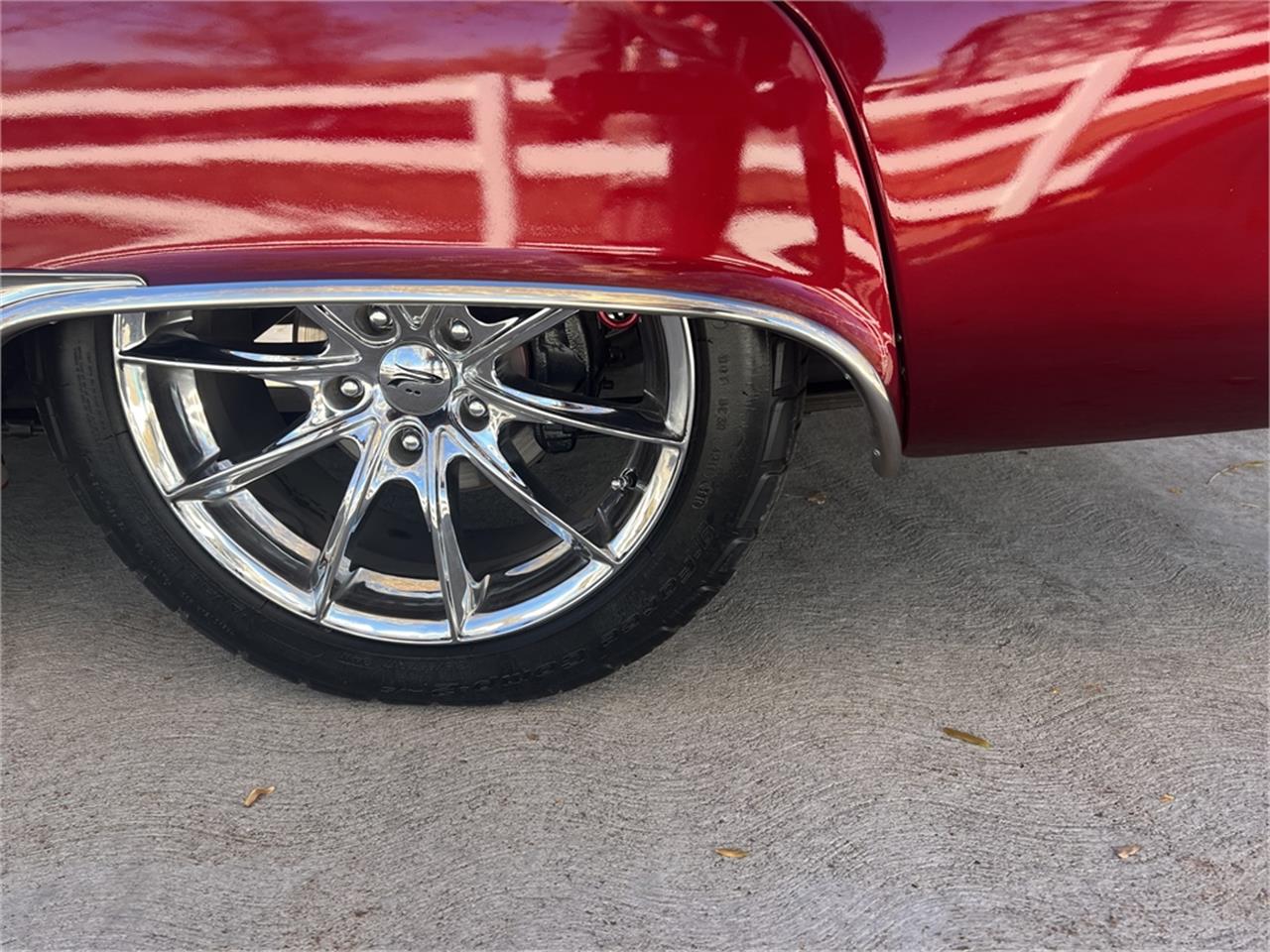 Ford-Thunderbird-1957-Kandy-Apple-Red-Gold-flake-Red-and-white-quilted-55