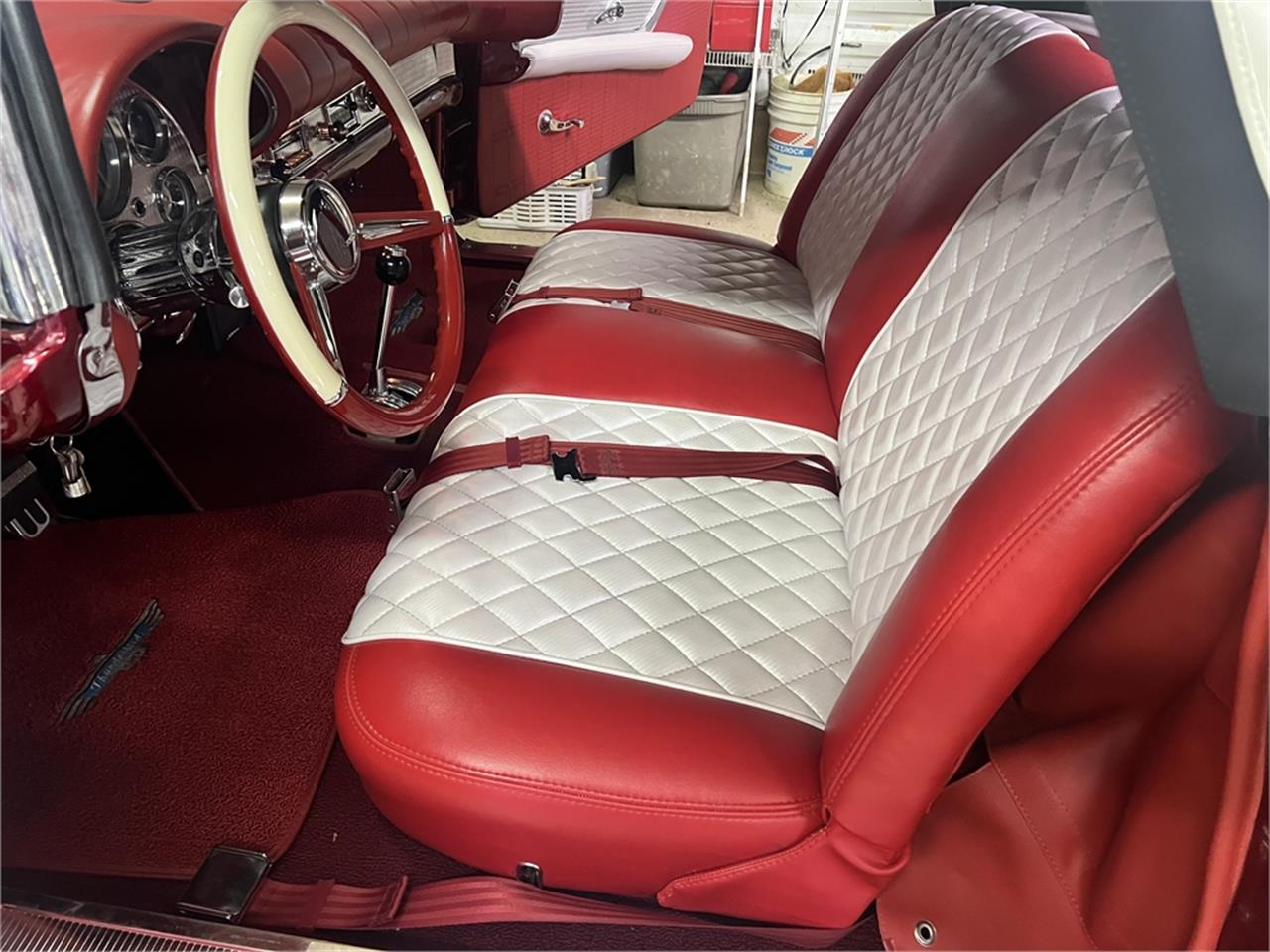 Ford-Thunderbird-1957-Kandy-Apple-Red-Gold-flake-Red-and-white-quilted-56