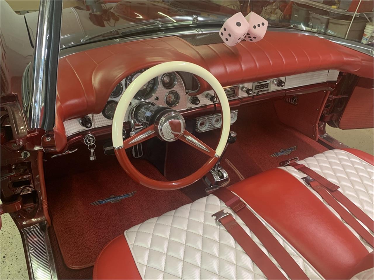 Ford-Thunderbird-1957-Kandy-Apple-Red-Gold-flake-Red-and-white-quilted-58