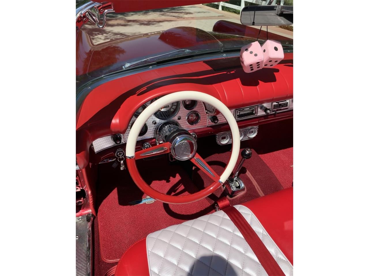 Ford-Thunderbird-1957-Kandy-Apple-Red-Gold-flake-Red-and-white-quilted-59