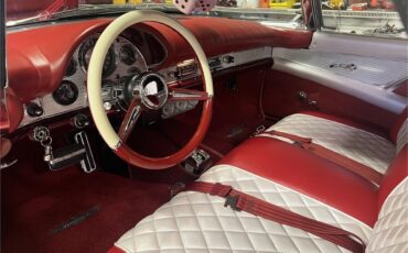 Ford-Thunderbird-1957-Kandy-Apple-Red-Gold-flake-Red-and-white-quilted-6