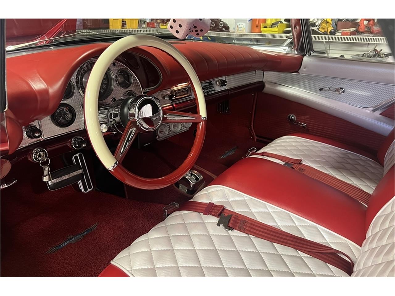 Ford-Thunderbird-1957-Kandy-Apple-Red-Gold-flake-Red-and-white-quilted-6