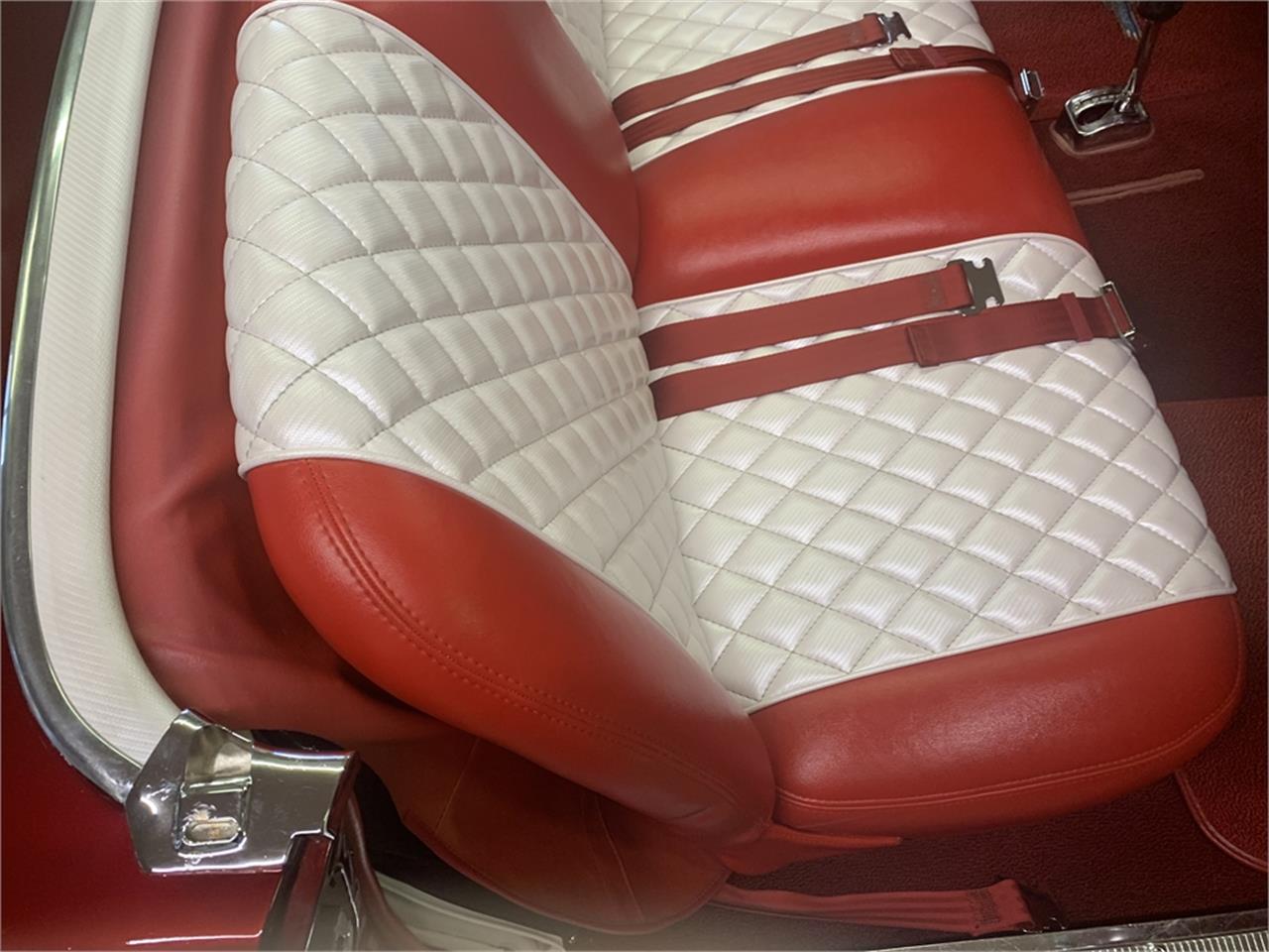 Ford-Thunderbird-1957-Kandy-Apple-Red-Gold-flake-Red-and-white-quilted-61