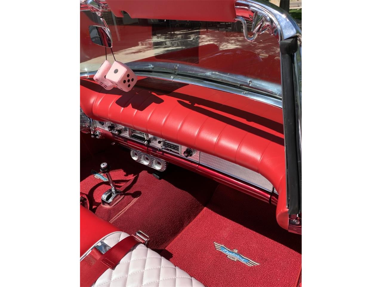 Ford-Thunderbird-1957-Kandy-Apple-Red-Gold-flake-Red-and-white-quilted-62