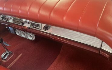 Ford-Thunderbird-1957-Kandy-Apple-Red-Gold-flake-Red-and-white-quilted-63