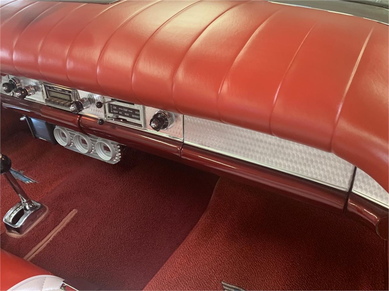 Ford-Thunderbird-1957-Kandy-Apple-Red-Gold-flake-Red-and-white-quilted-63