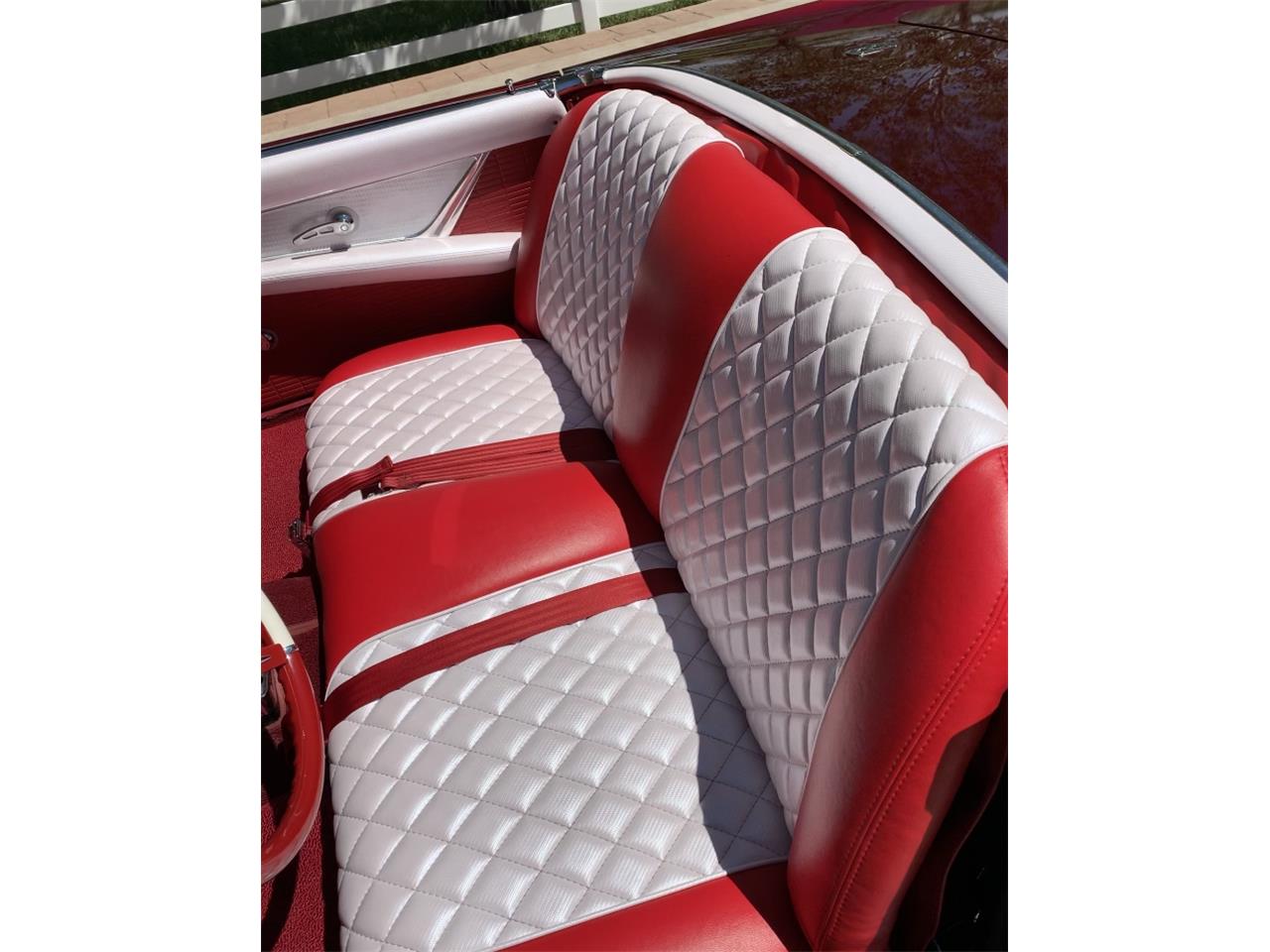 Ford-Thunderbird-1957-Kandy-Apple-Red-Gold-flake-Red-and-white-quilted-64