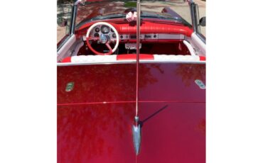 Ford-Thunderbird-1957-Kandy-Apple-Red-Gold-flake-Red-and-white-quilted-65