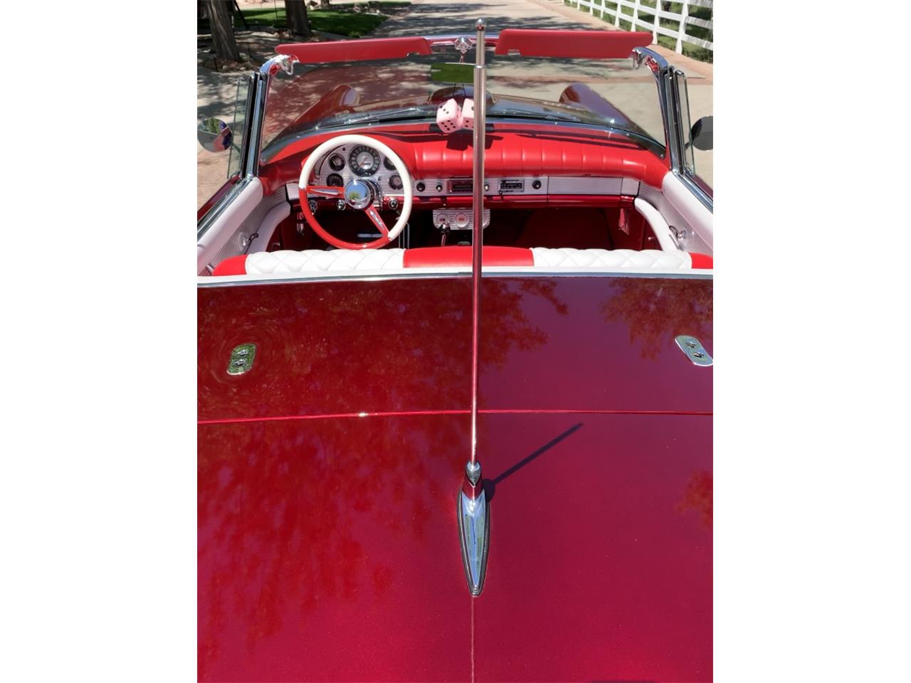 Ford-Thunderbird-1957-Kandy-Apple-Red-Gold-flake-Red-and-white-quilted-65