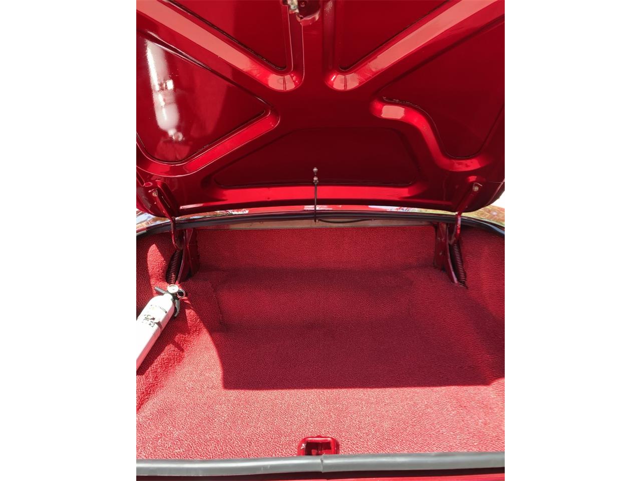 Ford-Thunderbird-1957-Kandy-Apple-Red-Gold-flake-Red-and-white-quilted-66