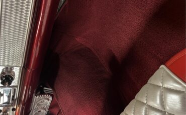 Ford-Thunderbird-1957-Kandy-Apple-Red-Gold-flake-Red-and-white-quilted-69