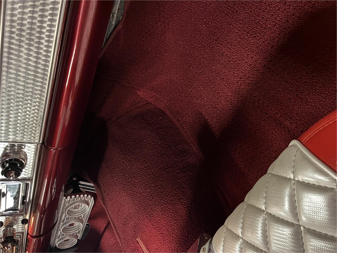 Ford-Thunderbird-1957-Kandy-Apple-Red-Gold-flake-Red-and-white-quilted-69