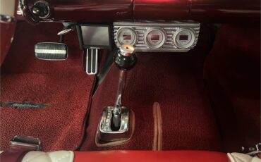 Ford-Thunderbird-1957-Kandy-Apple-Red-Gold-flake-Red-and-white-quilted-71