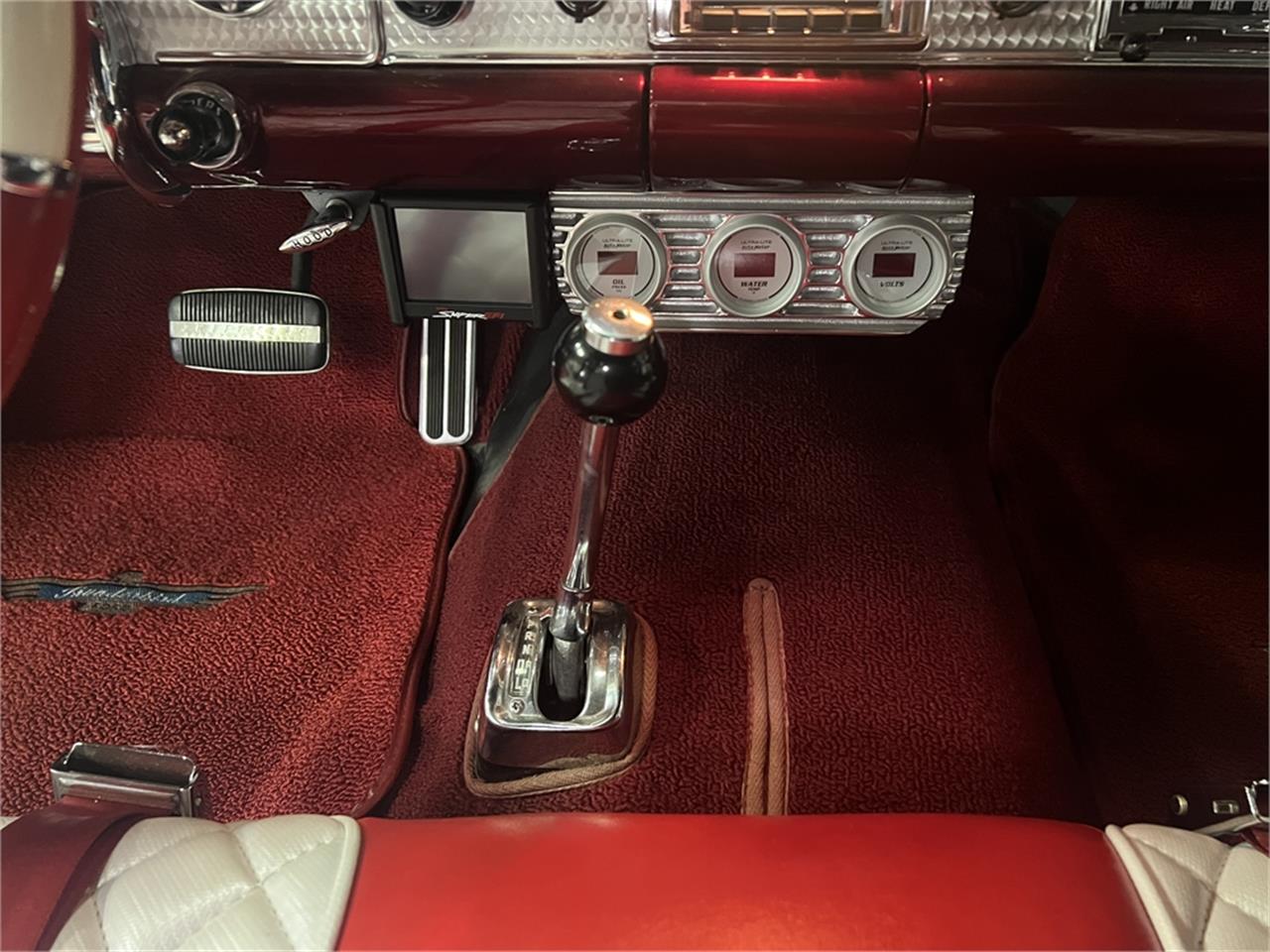 Ford-Thunderbird-1957-Kandy-Apple-Red-Gold-flake-Red-and-white-quilted-71