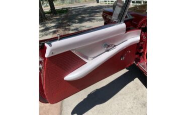 Ford-Thunderbird-1957-Kandy-Apple-Red-Gold-flake-Red-and-white-quilted-72