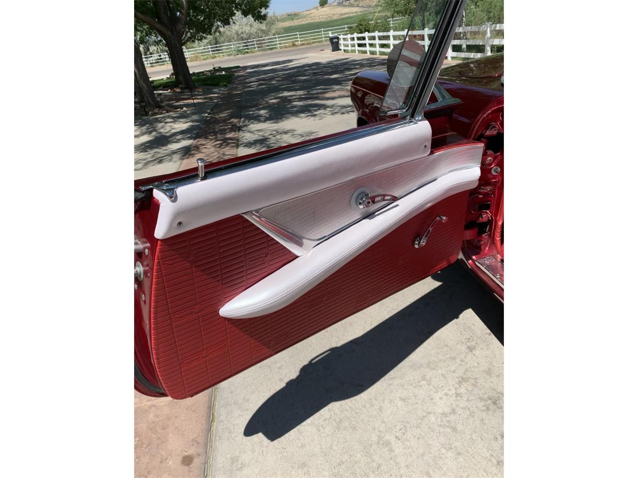 Ford-Thunderbird-1957-Kandy-Apple-Red-Gold-flake-Red-and-white-quilted-72