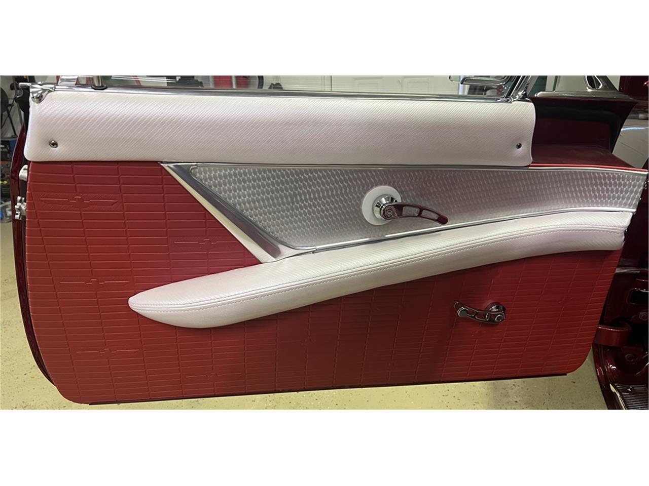 Ford-Thunderbird-1957-Kandy-Apple-Red-Gold-flake-Red-and-white-quilted-73